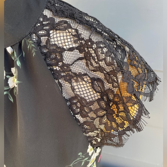 Black lace shoulders and a pink and white flower design M vince camuto - Picture 5 of 8